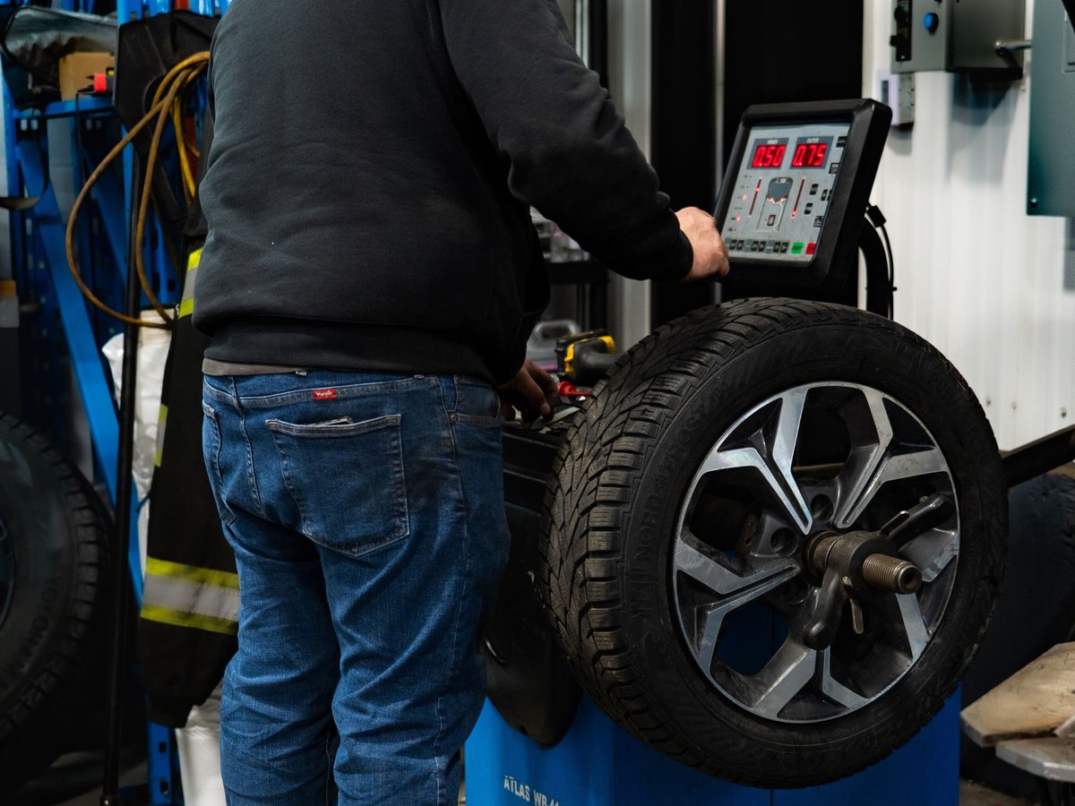 Une roue d’hiver sur l’équilibreuse, l’écran affiche les mesures