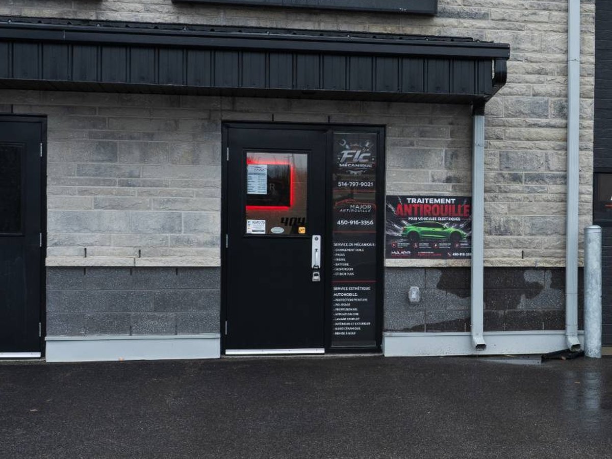 La porte du local 404, avec le panneau de Flc Mécanique